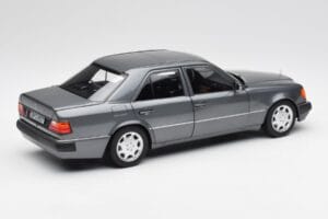Mercedes 500 E W124 Pearl Gris Norev 1:18 183946 Métal — image 3 sur 8