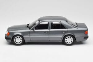 Mercedes 500 E W124 Pearl Gris Norev 1:18 183946 Métal — image 4 sur 8