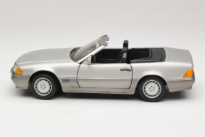 Mercedes SL 500 R129 Argent Revell 1:18 8801-P1 Métal — image 4 sur 8