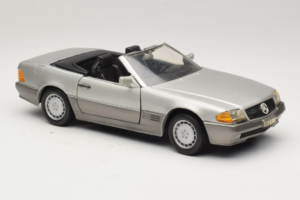 Mercedes SL 500 R129 Argent Revell 1:18 8801-P1 Métal — image 6 sur 8