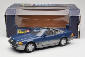 Mercedes SL 500 R129 Nautic Blue Metallic Revell 1:18 8081 Métal — image 8 sur 8