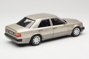 Mercedes 500E W124 Smoke Silver Édition Concessionnaire Norev 1:18 B66040724 Métal — image 3 sur 8