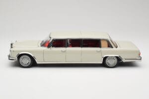 Mercedes 600 Pullman W100 Gris Clair NZG 1:18 B66040708 Métal — image 4 sur 8