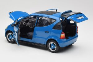 Mercedes A-Class W168 Bleu Clair Maisto 1:18 37800-M5 Métal — image 5 sur 8
