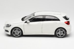 Mercedes A-Class W176 Cirrus Blanc Norev 1:18 B66960126 Métal — image 4 sur 8