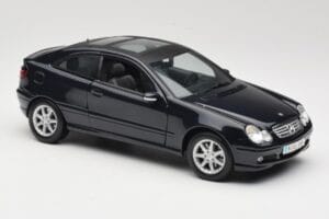 Mercedes C-Class Sports Coupe CL203 Bleu Maisto 1:18 B66962124 Métal — image 6 sur 8