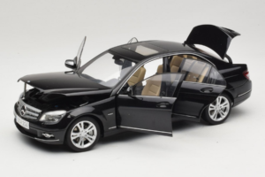 Mercedes C-Class W204 Obsidian Black AUTOart 1:18 B66962367 Métal — image 2 sur 8