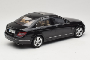 Mercedes C-Class W204 Obsidian Black AUTOart 1:18 B66962367 Métal — image 3 sur 8