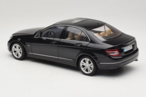 Mercedes C-Class W204 Obsidian Black AUTOart 1:18 B66962367 Métal — image 7 sur 8