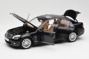 Mercedes C-Class W204 Obsidian Noir AUTOart 1:18 B66962365 Métal — image 2 sur 8