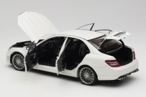 Mercedes AMG C63 W204 Blanc AUTOart 1:18 72674-R1 Métal — image 5 sur 8