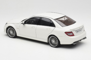 Mercedes AMG C63 W204 Blanc AUTOart 1:18 72674-R1 Métal — image 7 sur 8