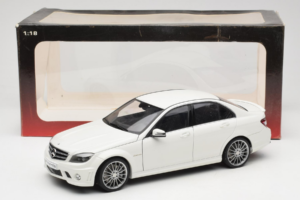 Mercedes AMG C63 W204 Blanc AUTOart 1:18 72674-R1 Métal — image 8 sur 8