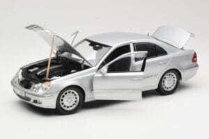 Mercedes E-Class W211 Argent Kyosho 1:18 B66962146 Métal — image 2 sur 8