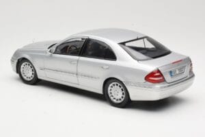 Mercedes E-Class W211 Argent Kyosho 1:18 B66962146 Métal — image 7 sur 8