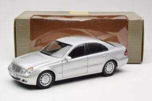 Mercedes E-Class W211 Argent Kyosho 1:18 B66962146 Métal — image 8 sur 8