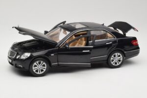 Mercedes E-Class W211 Noir Maisto 1:18 31172 Métal — image 2 sur 8