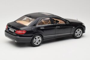 Mercedes E-Class W211 Noir Maisto 1:18 31172 Métal — image 3 sur 8