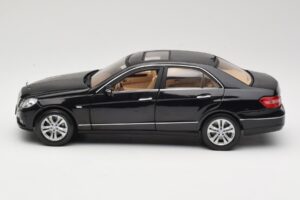 Mercedes E-Class W211 Noir Maisto 1:18 31172 Métal — image 4 sur 8