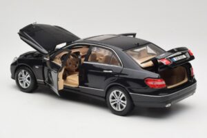Mercedes E-Class W211 Noir Maisto 1:18 31172 Métal — image 5 sur 8