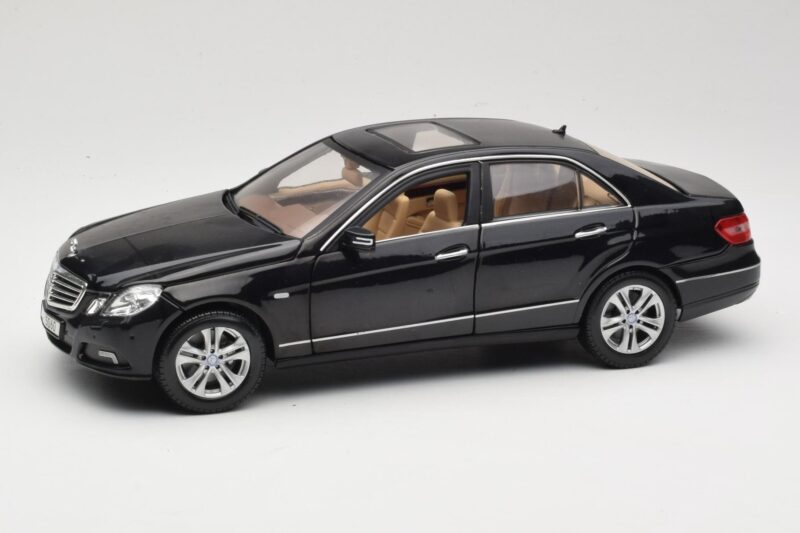 Mercedes E-Class W211 Noir Maisto 1:18 31172 Métal