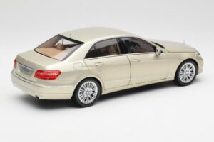 Mercedes E-Class W212 Elegance Pearl Beige Métallisé Minichamps 1:18 B66960215 Métal — image 3 sur 8