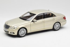 Mercedes E-Class W212 Elegance Pearl Beige Métallisé Minichamps 1:18 B66960215 Métal