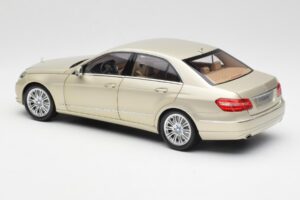 Mercedes E-Class W212 Elegance Pearl Beige Métallisé Minichamps 1:18 B66960215 Métal — image 7 sur 8