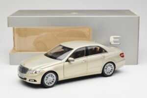 Mercedes E-Class W212 Elegance Pearl Beige Métallisé Minichamps 1:18 B66960215 Métal — image 8 sur 8