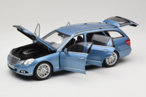 Mercedes E-Class W212 Estate Indigolith Metallic Blue Minichamps 1:18 B66962449 Métal — image 2 sur 8