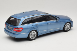 Mercedes E-Class W212 Estate Indigolith Metallic Blue Minichamps 1:18 B66962449 Métal — image 3 sur 8