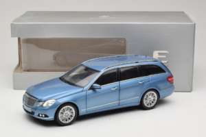 Mercedes E-Class W212 Estate Indigolith Metallic Blue Minichamps 1:18 B66962449 Métal — image 8 sur 8