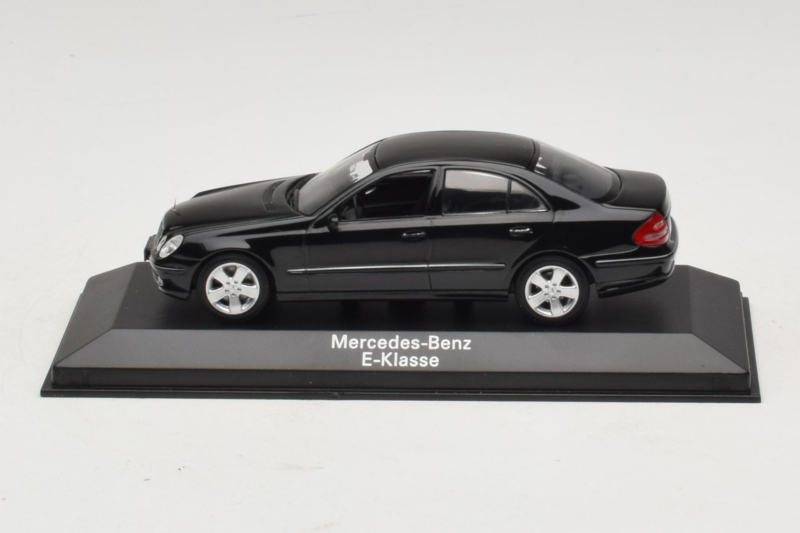 Mercedes E-Class W211 Noir Minichamps 1:43 Mercedes E-Class W211 Noir Minichamps 1:43 B66961950 Métal