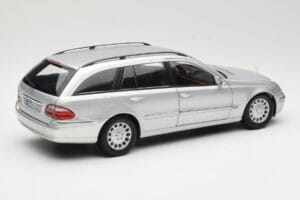 Mercedes E320 T-Modell S210 Elegance Argent Kyosho 1:18 B66962166 Métal — image 3 sur 8