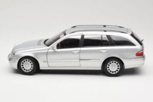 Mercedes E320 T-Modell S210 Elegance Argent Kyosho 1:18 B66962166 Métal — image 4 sur 8