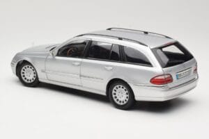 Mercedes E320 T-Modell S210 Elegance Argent Kyosho 1:18 B66962166 Métal — image 7 sur 8