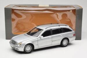 Mercedes E320 T-Modell S210 Elegance Argent Kyosho 1:18 B66962166 Métal — image 8 sur 8