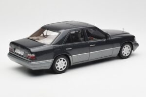 Mercedes E320 W124 Nautik Bleu Métallique Dealer Edition AUTOart 1:18 B66040508 Métal — image 3 sur 8