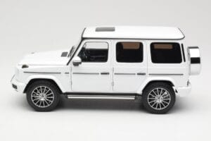 Mercedes G-Class G 500 W463A Diamond White Metallic Minichamps 1:18 113037111 Métal — image 4 sur 8