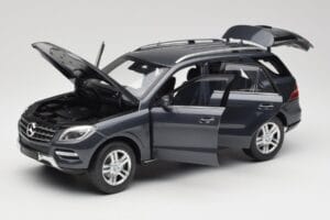 Mercedes M-Class W164 Grey Metallic Minichamps 1:18 100030100 Métal — image 2 sur 8