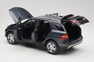 Mercedes M-Class W164 Grey Metallic Minichamps 1:18 100030100 Métal — image 5 sur 8