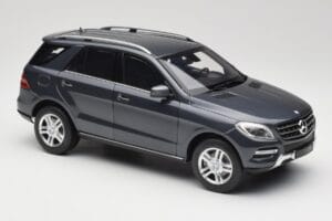 Mercedes M-Class W164 Grey Metallic Minichamps 1:18 100030100 Métal — image 6 sur 8