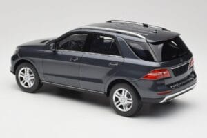Mercedes M-Class W164 Grey Metallic Minichamps 1:18 100030100 Métal — image 7 sur 8