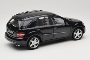 Mercedes ML W164 Obsidian Black Édition Concessionnaire Minichamps 1:18 B66962321 Métal — image 3 sur 8