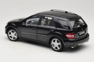 Mercedes ML W164 Obsidian Black Édition Concessionnaire Minichamps 1:18 B66962321 Métal — image 7 sur 8