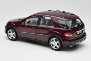 Mercedes ML W164 Red Metallic Minichamps 1:18 150034500 Métal — image 7 sur 8