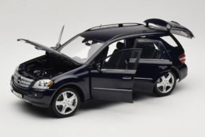 Mercedes ML W164 Tanzanite Blue Édition Concessionnaire Minichamps 1:18 B66962322 Métal — image 2 sur 8