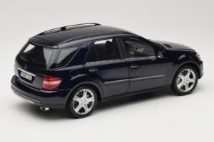Mercedes ML W164 Tanzanite Blue Édition Concessionnaire Minichamps 1:18 B66962322 Métal — image 3 sur 8