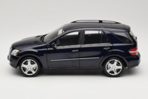 Mercedes ML W164 Tanzanite Blue Édition Concessionnaire Minichamps 1:18 B66962322 Métal — image 4 sur 8