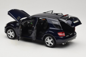 Mercedes ML W164 Tanzanite Blue Édition Concessionnaire Minichamps 1:18 B66962322 Métal — image 5 sur 8